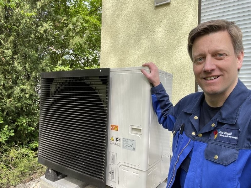 Wärmepumpe Außengerät mit Meister Jens Knuth